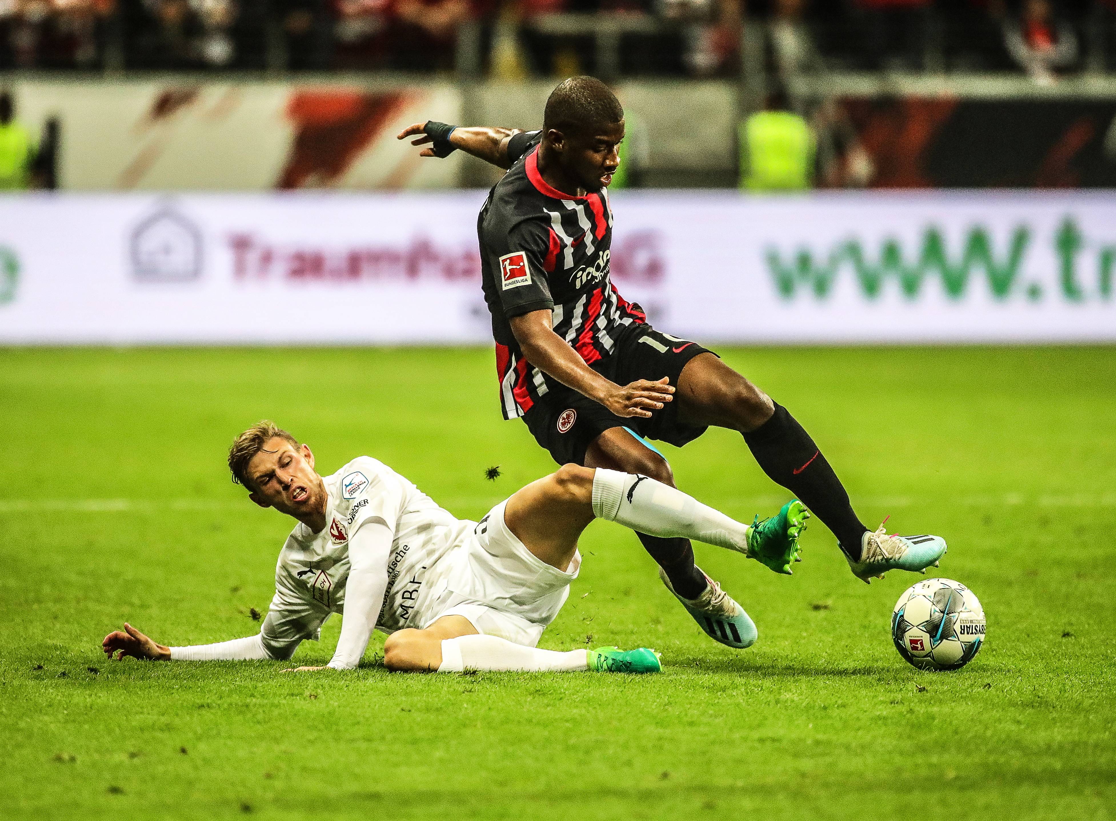 法兰克福球员信心十足,备战与弗赖堡的比赛的简单介绍 法兰克福球员信心十足,备战与弗赖堡的比赛的简单介绍