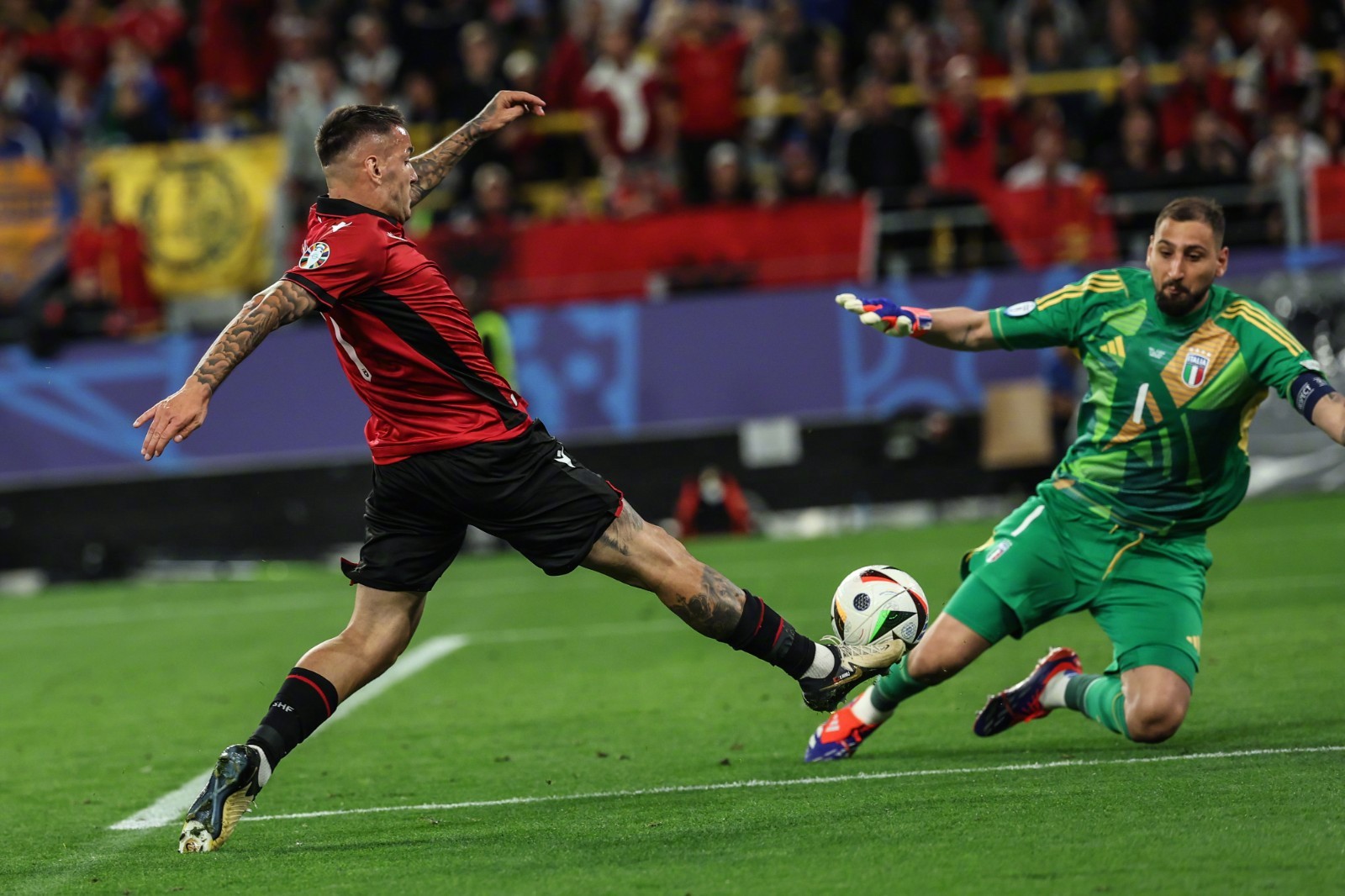 爱游戏官网-欧洲杯足球赛上发生令人震惊的一幕