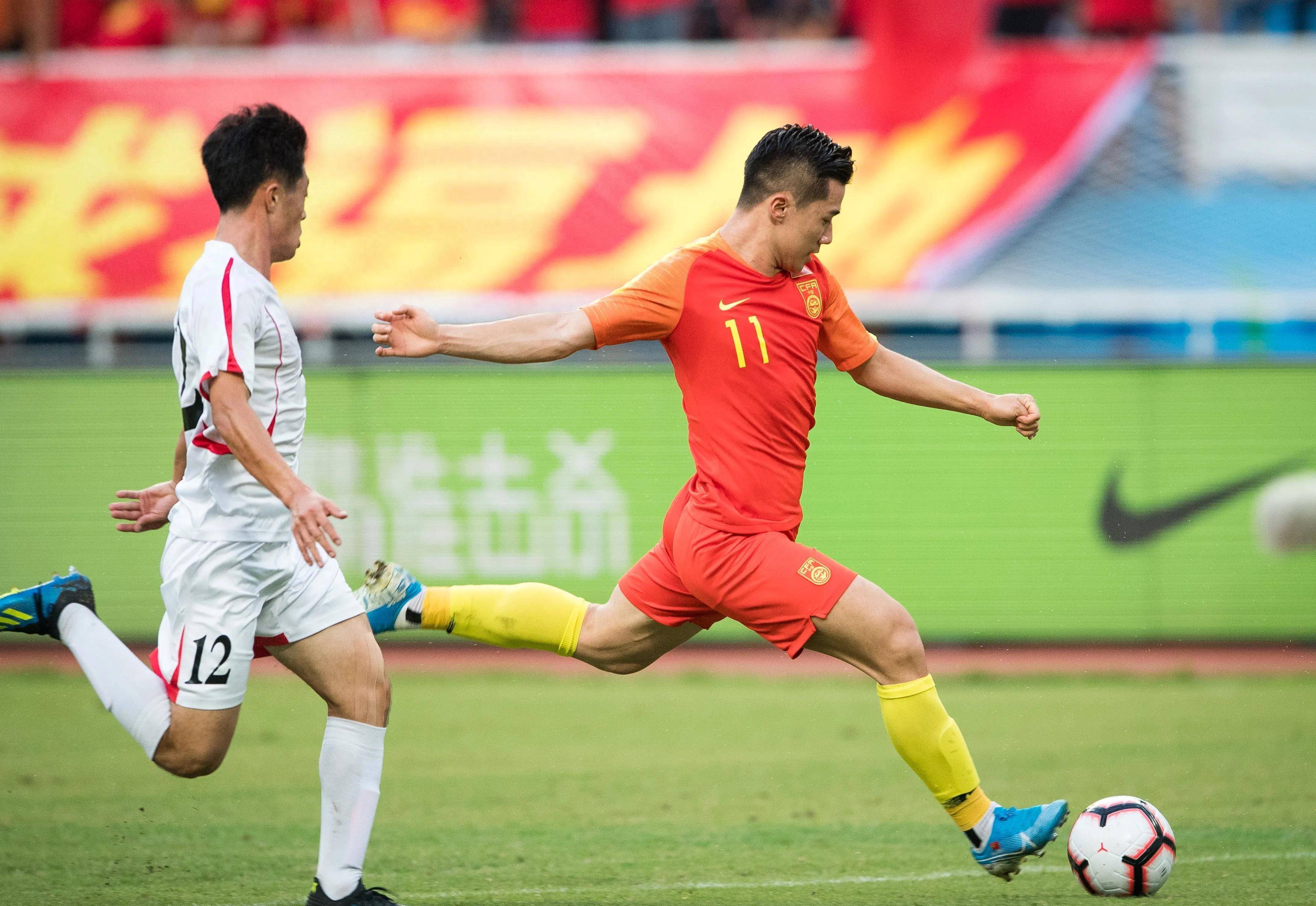 足球比赛强强对话,球员奋力拼搏的简单介绍 足球比赛强强对话,球员奋力拼搏的简单介绍