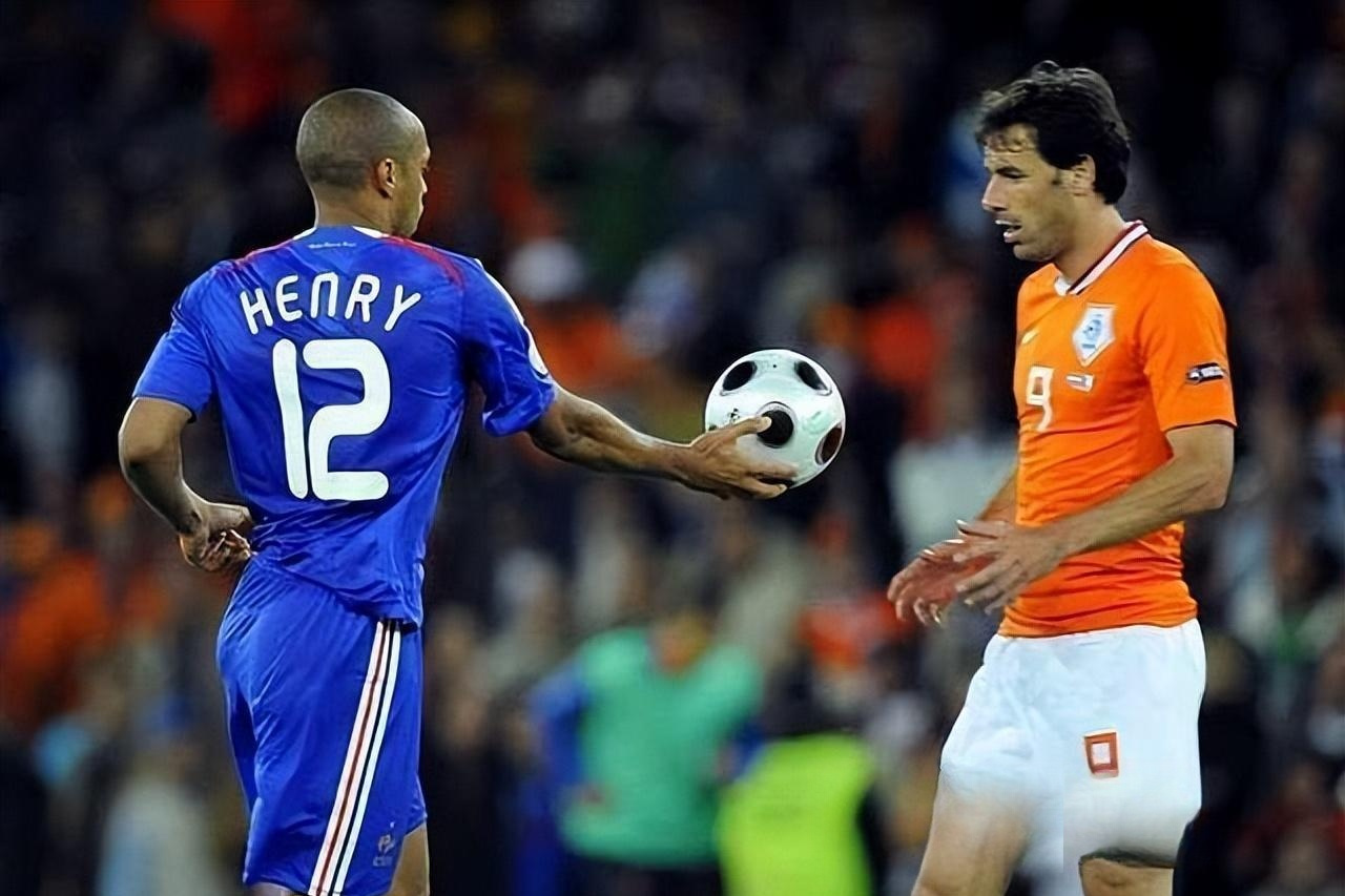 荷兰队员相互辅助,默契传球拉开比分!的简单介绍 荷兰队员相互辅助,默契传球拉开比分!的简单介绍