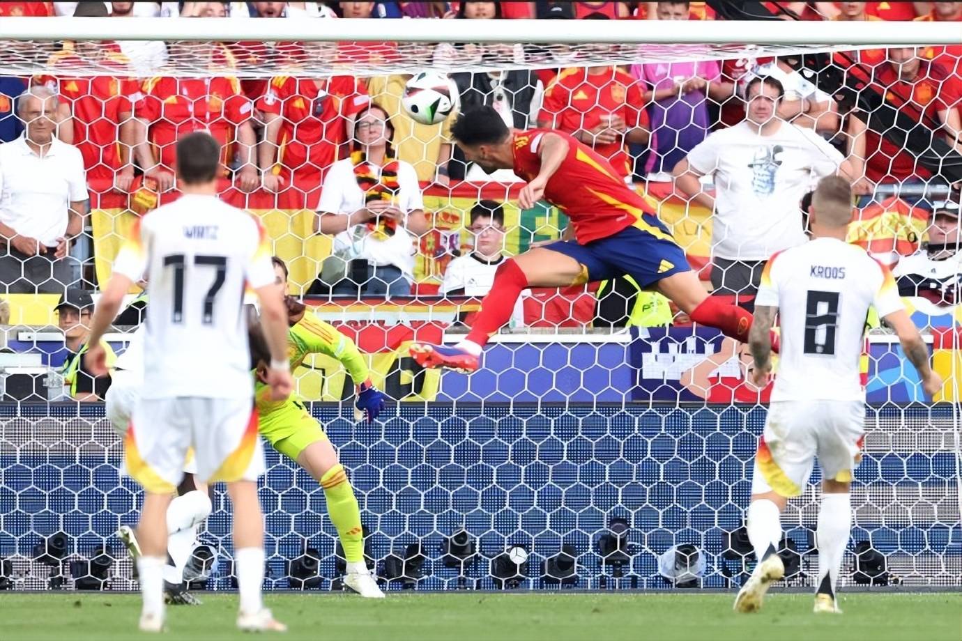 爱游戏官方入口-葡萄牙与意大利在欧洲预选赛中交手——现场观众热情高涨的简单介绍