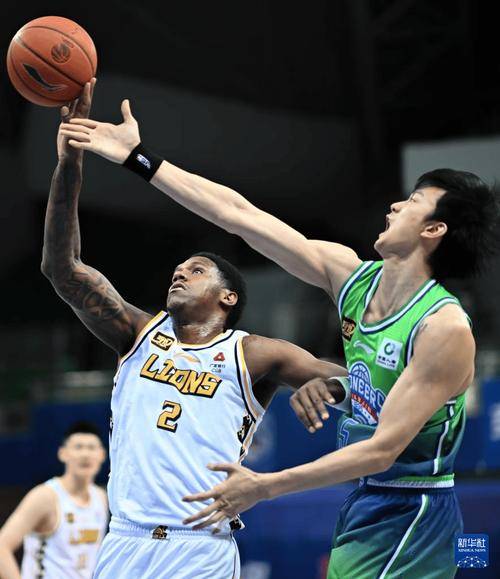 爱游戏官网-精彩的比赛中某队凭借出色防守赢得了胜利