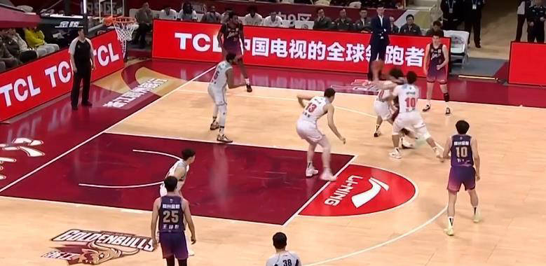 精彩的比赛中某队凭借出色防守赢得了胜利 精彩的比赛中某队凭借出色防守赢得了胜利