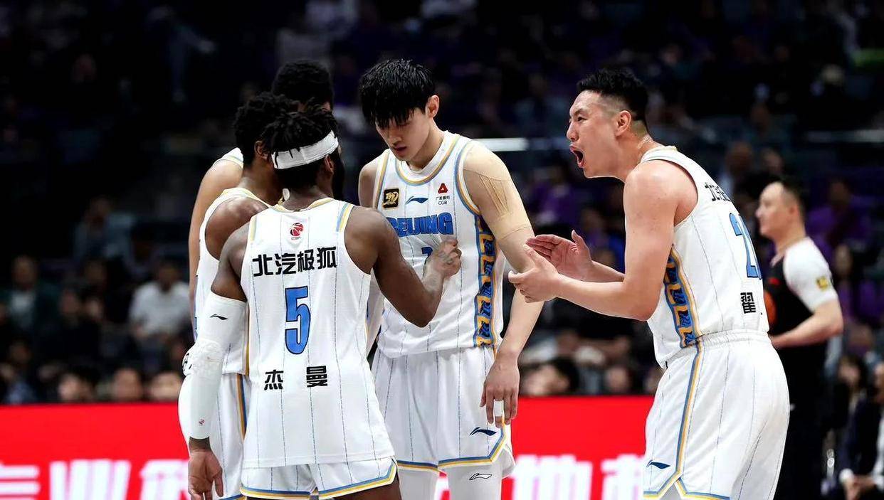 爱游戏娱乐-某队在下半场比赛中逆袭战胜对手获得胜利