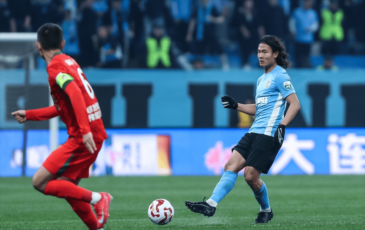 某队在下半场比赛中逆袭战胜对手获得胜利 某队在下半场比赛中逆袭战胜对手获得胜利