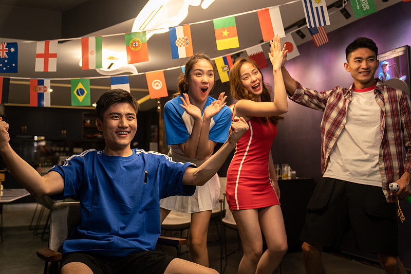 爱游戏tv-球场上的激情飞扬，全球各地球迷尽情欢呼的简单介绍