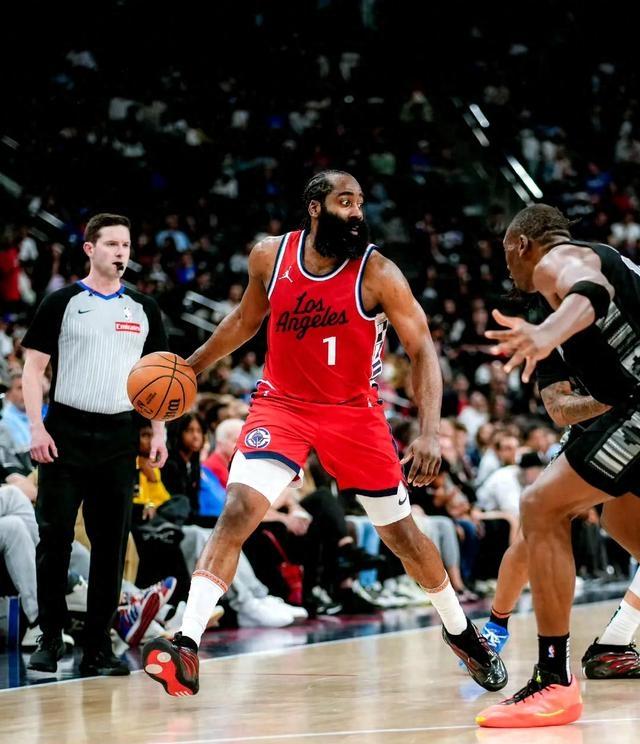 爱游戏-快船外线疯狂命中，轻取马刺取得两连胜的简单介绍