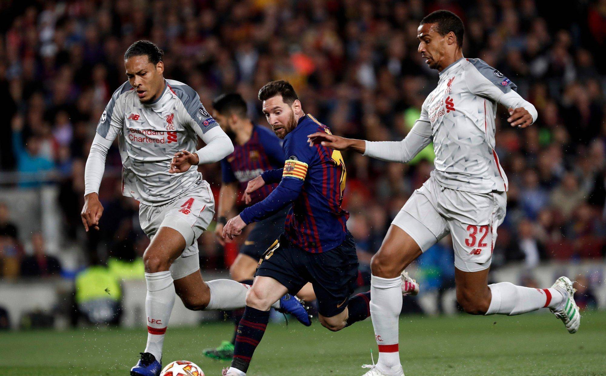 比赛过程中球员间展开了激烈角逐 比赛过程中球员间展开了激烈角逐