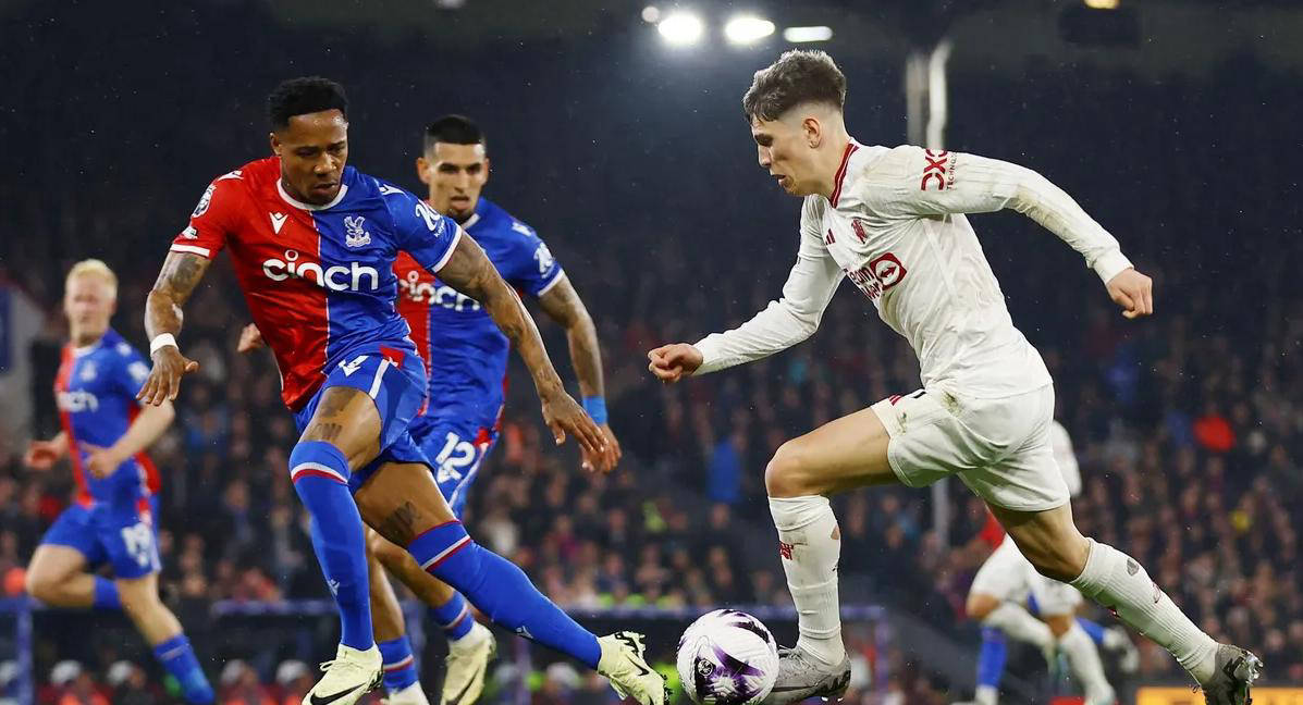 爱游戏官网-曼联客场惨败，战绩受挫失利