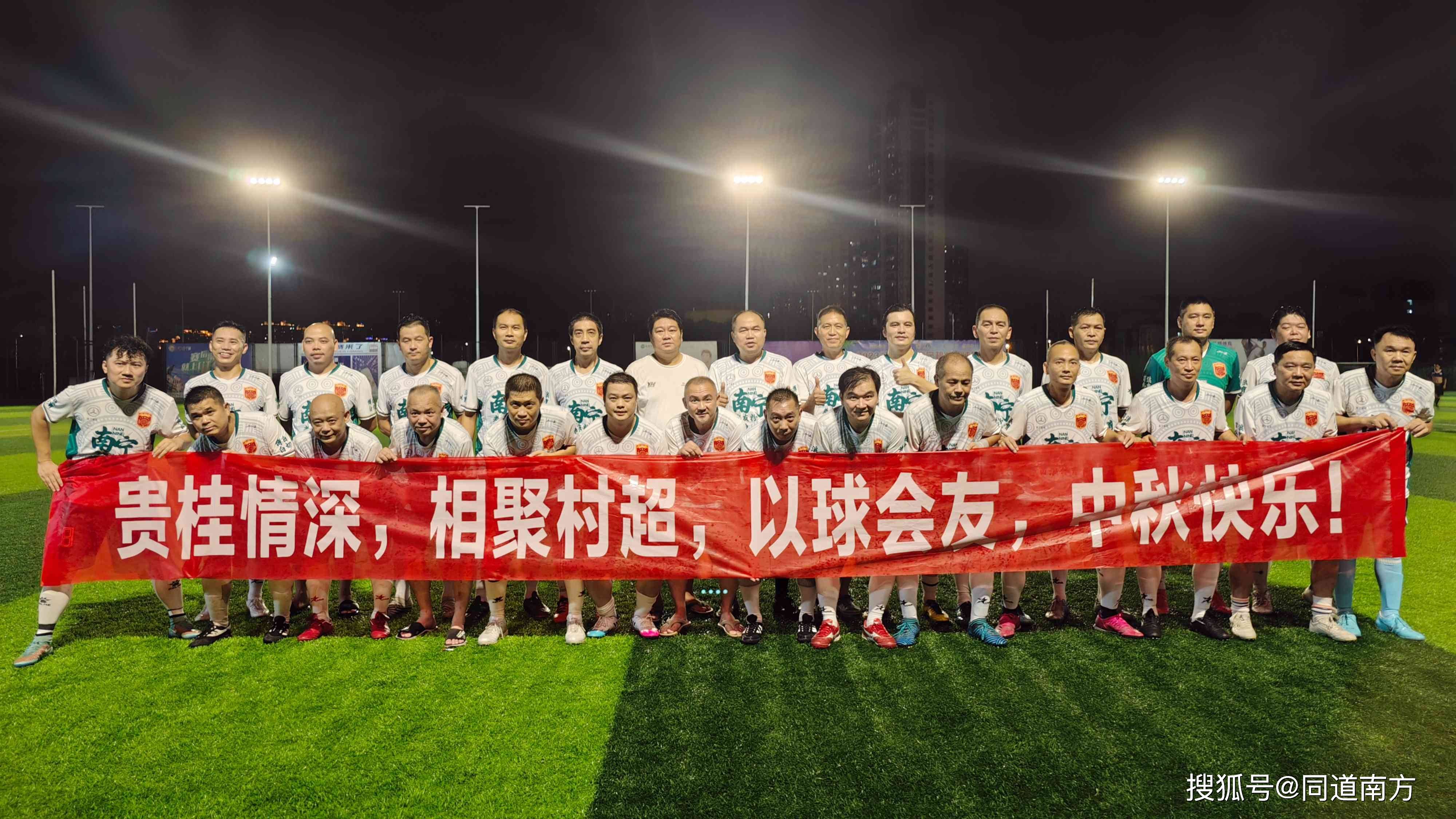 爱游戏官网-球员互动班底展现，呈现他们的友谊与合作