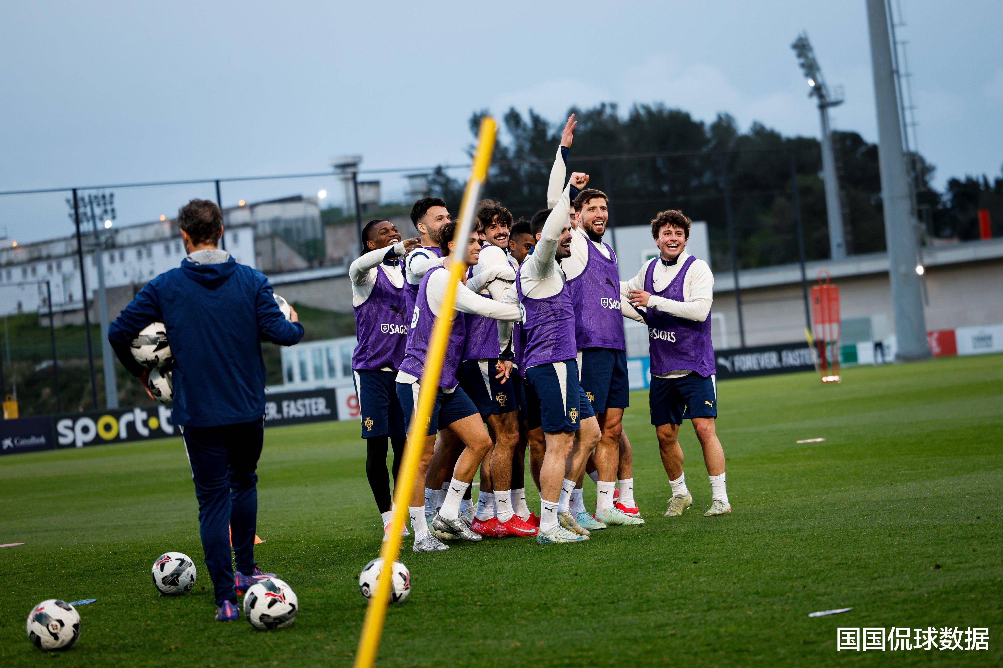 爱游戏官方入口-欧国联比赛中球员团结一心取得胜利