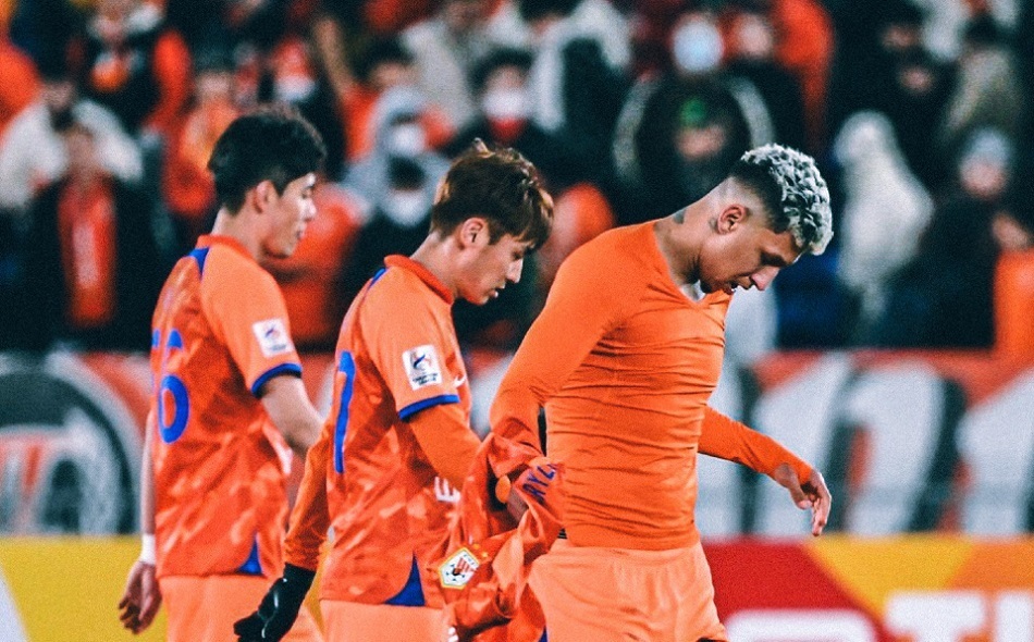 战力对抗！两支球队在场上拼力争胜