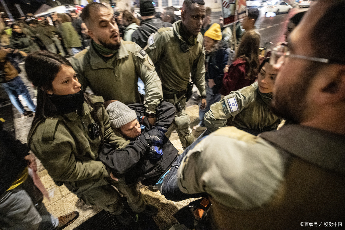 爱游戏官方-土库曼斯坦队员在场上积极拼抢