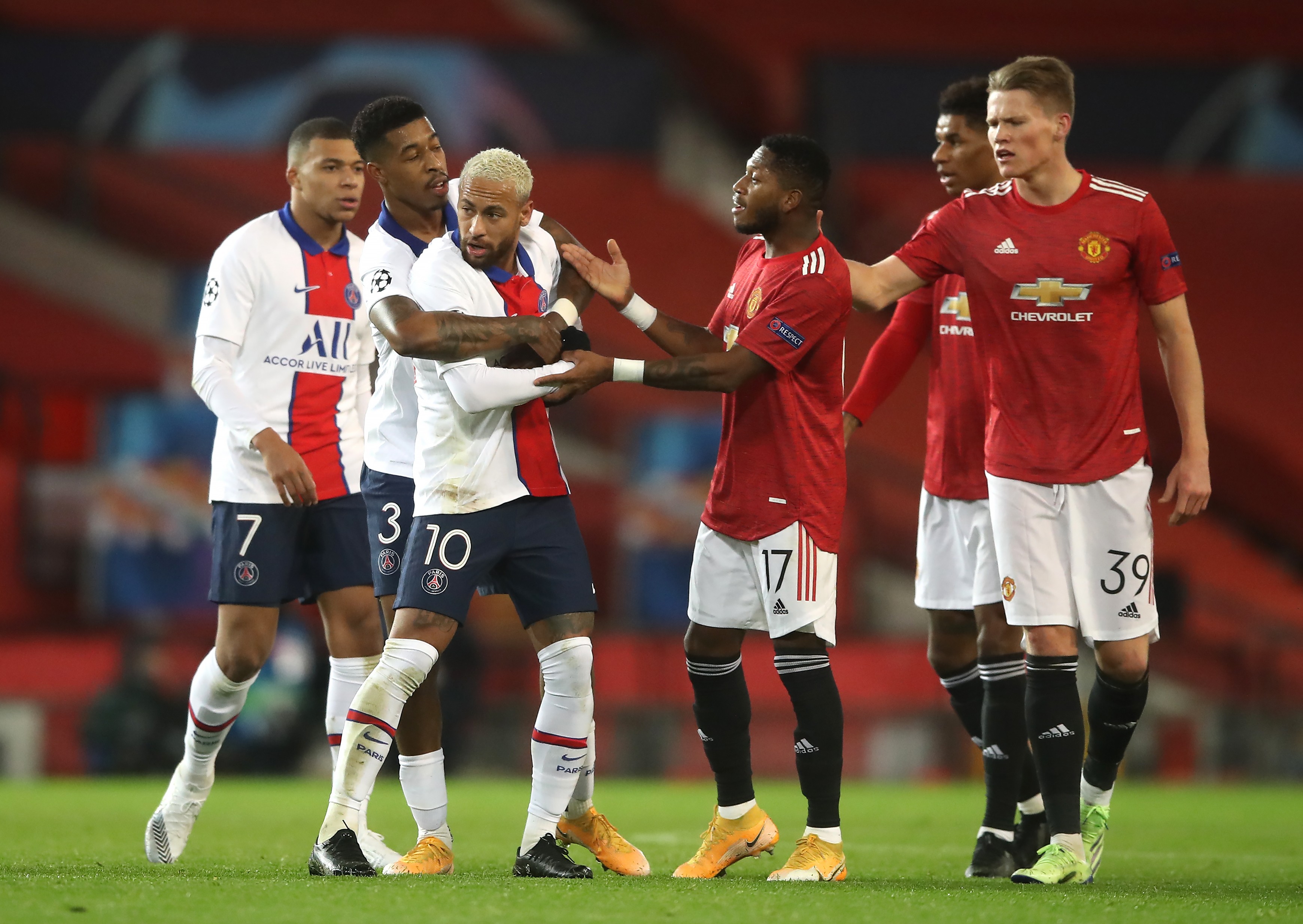 土库曼斯坦队员在场上积极拼抢 土库曼斯坦队员在场上积极拼抢