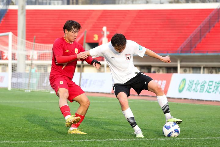 爱游戏在线-湖北队主场失利，球队形势严峻