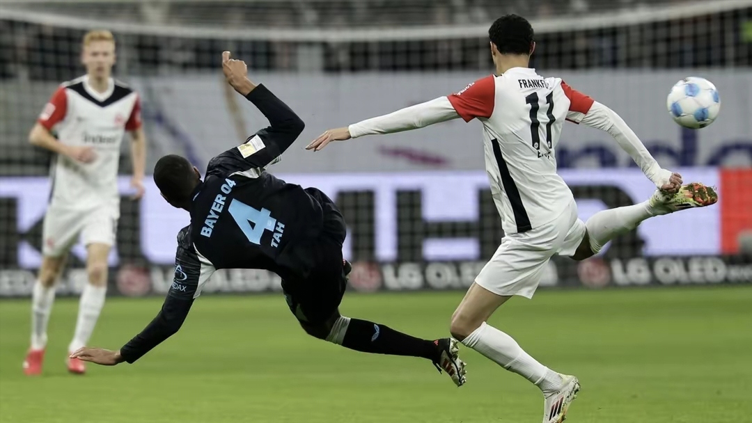 爱游戏在线-赛场上的激烈对决让球迷们兴奋不已