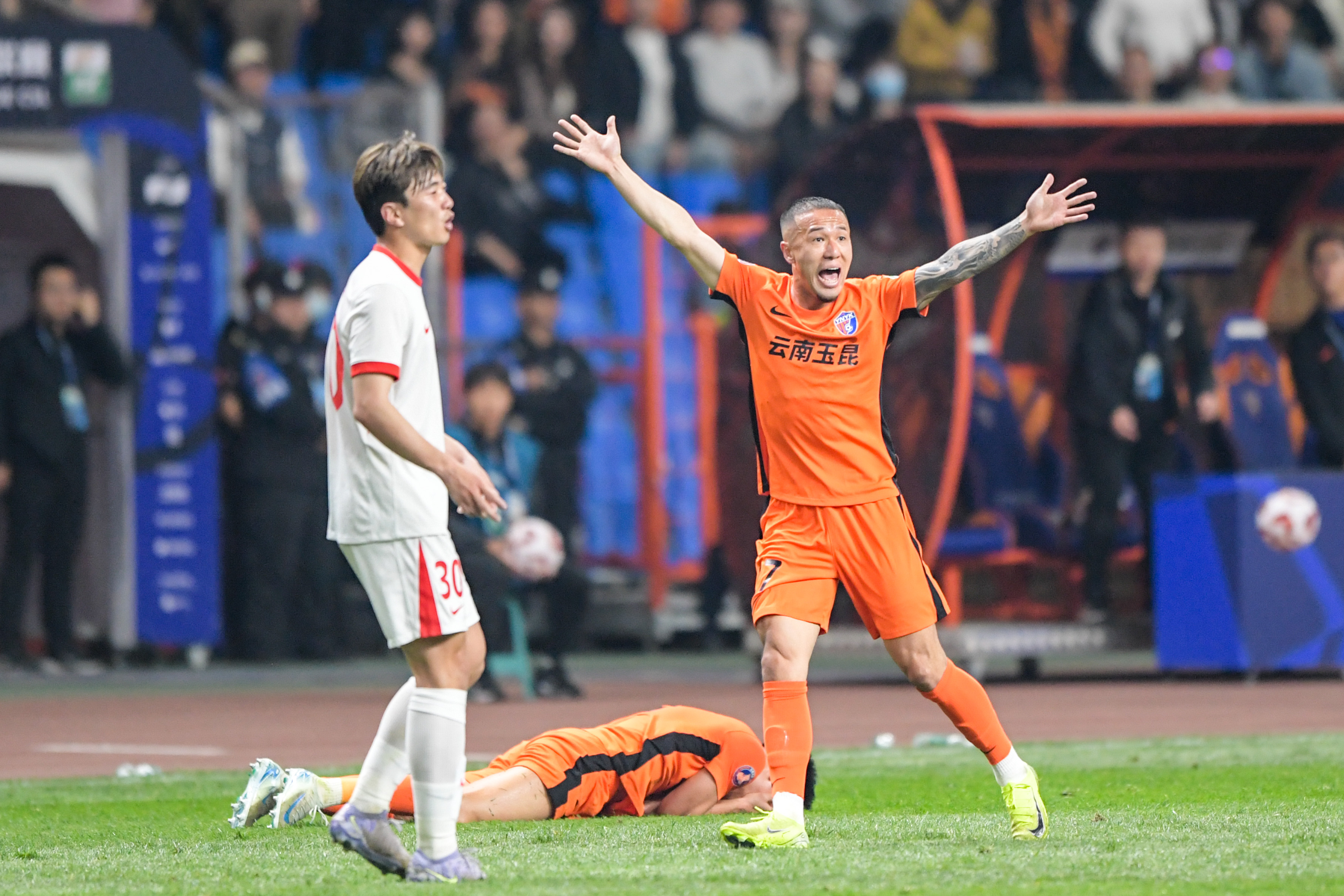 爱游戏官方入口-青岛黄海锐意冲击中超，取得多场连胜