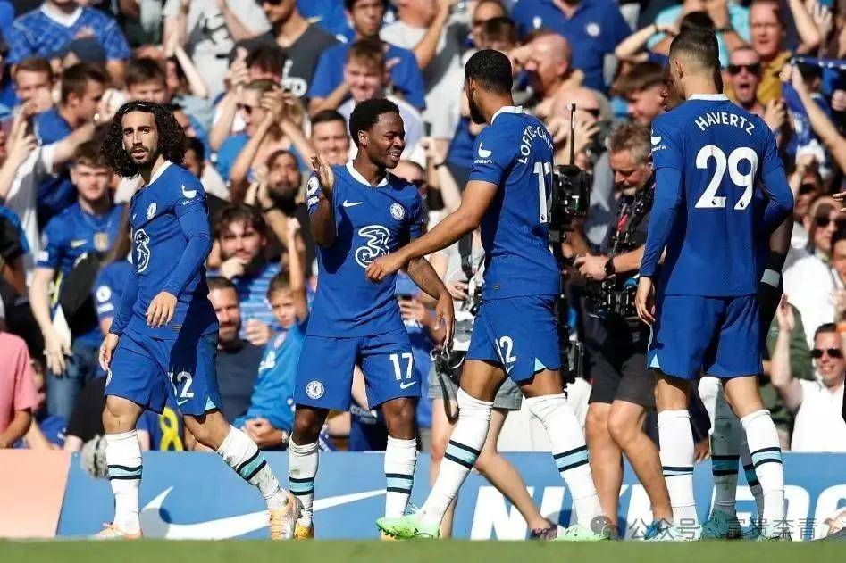 爱游戏体育-关于精彩比赛引来无数粉丝围观，球场上的对决丝毫不逊色的信息