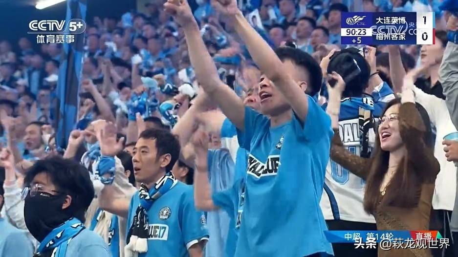 爱游戏体育-地方足球比赛开场，球队外援出席支持