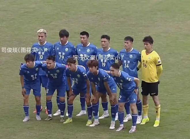 地方足球比赛开场,球队外援出席支持 地方足球比赛开场,球队外援出席支持