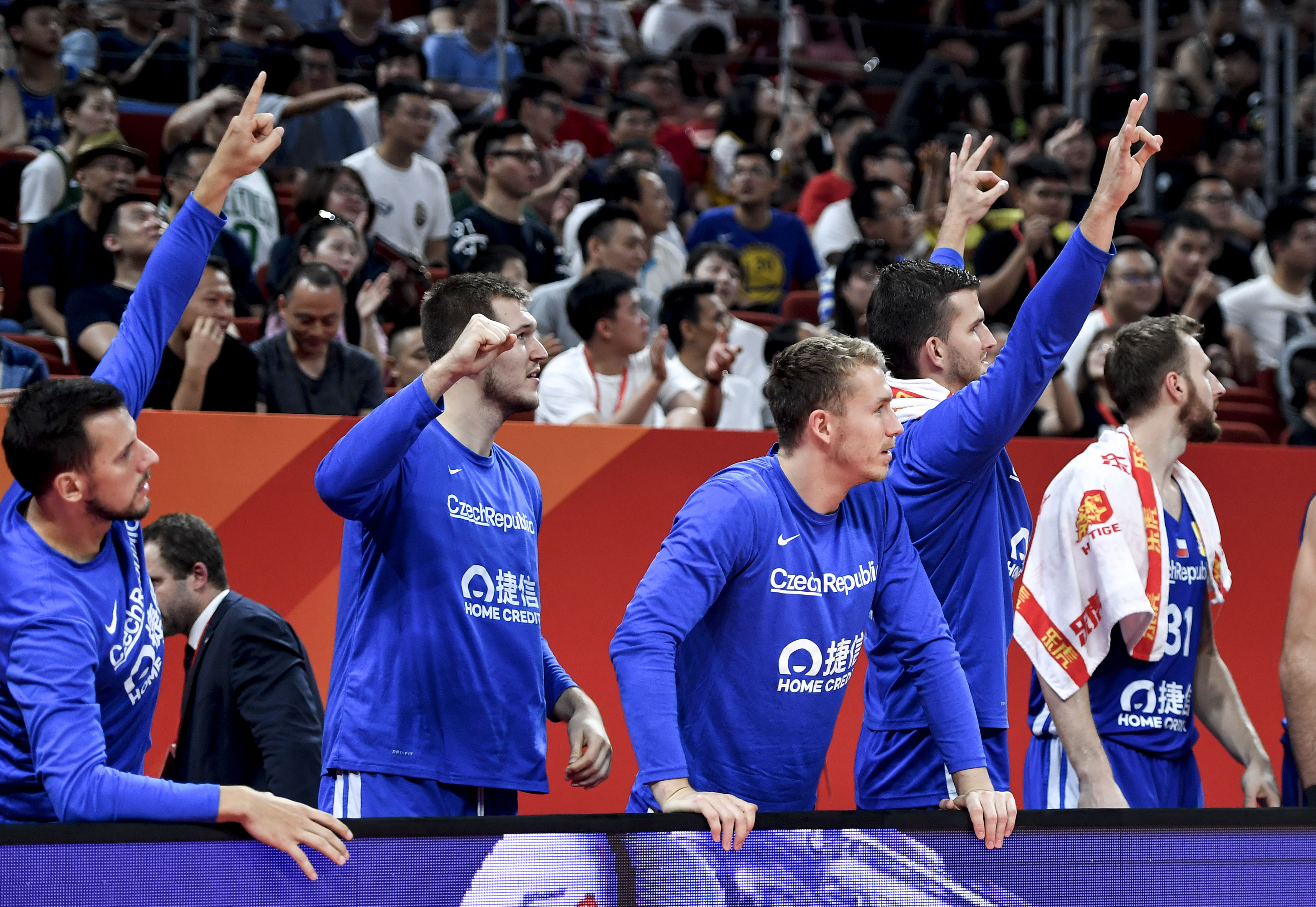 爱游戏体育-比利时队逆转胜捷克队，赢得关键胜利