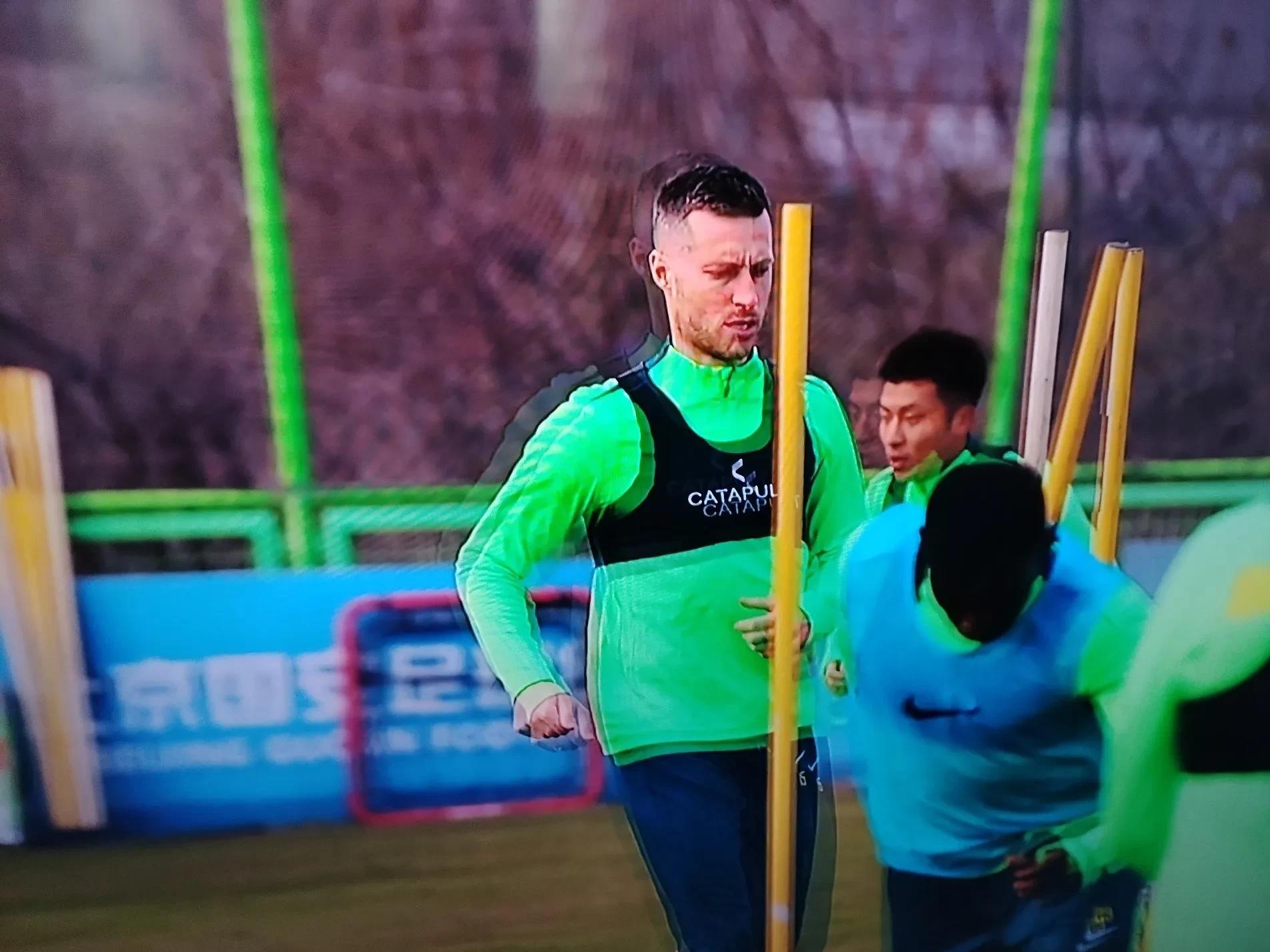 爱游戏在线-北京国安球员调整状态，迎接挑战抢分的简单介绍