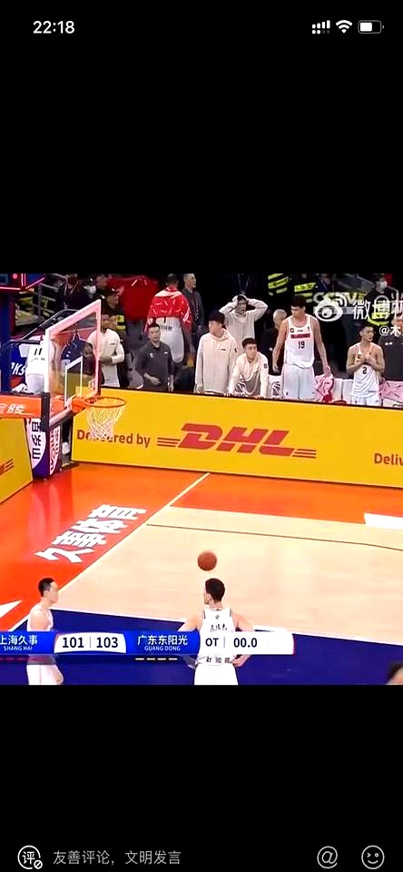 一场关键比赛中,球队在最后时刻完成绝杀,取得惊险胜利 一场关键比赛中,球队在最后时刻完成绝杀,取得惊险胜利