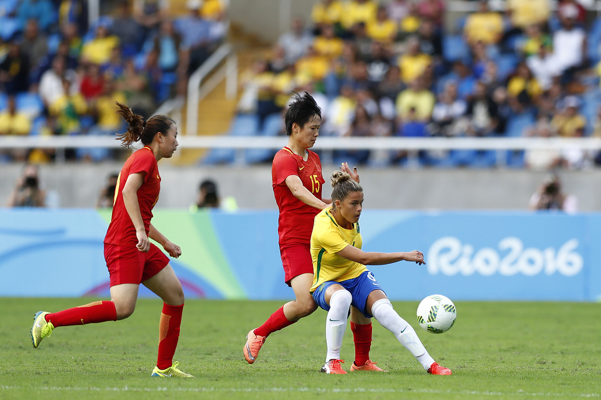 中国女足运动员训练如火如荼，为进军世界杯做准备