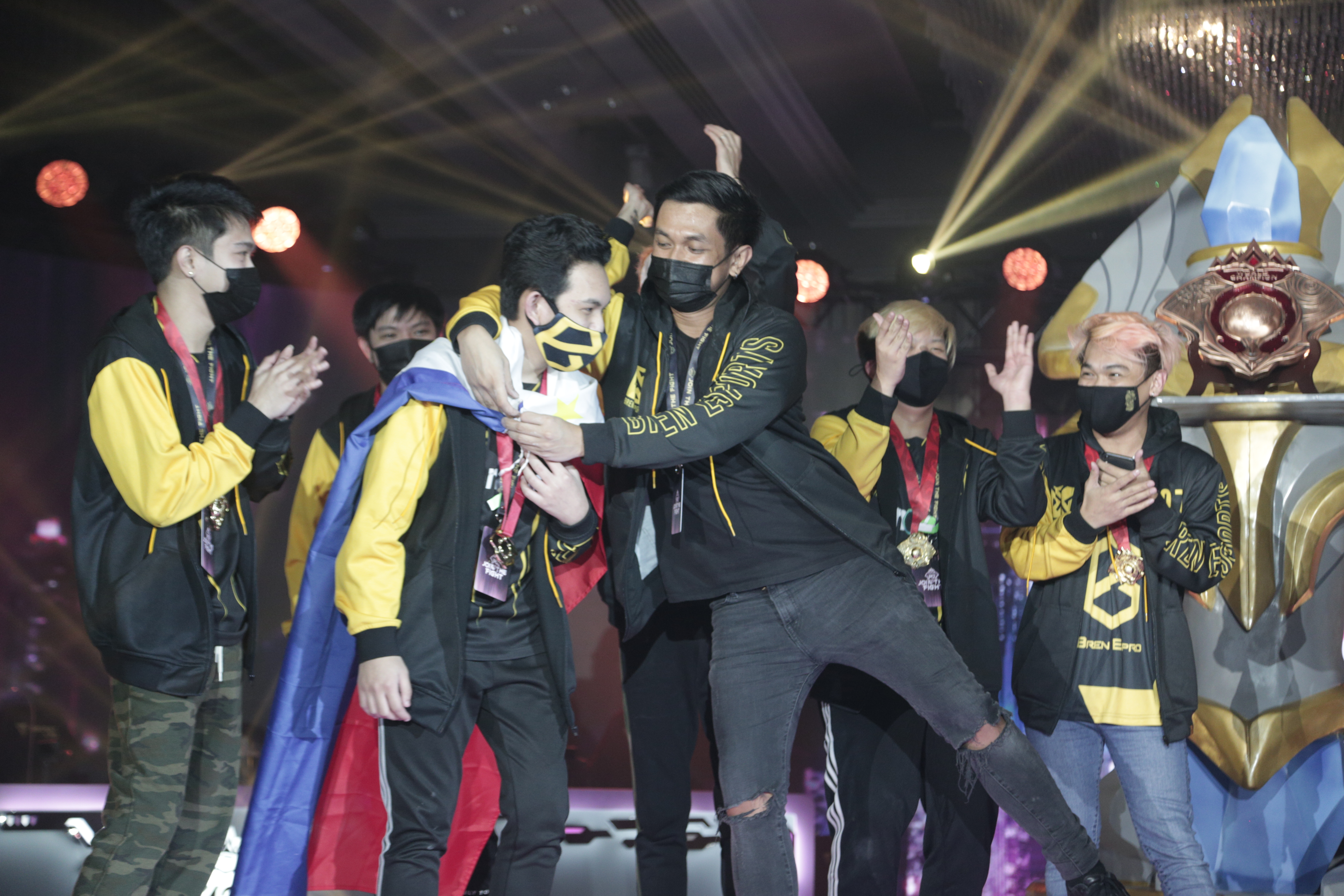 精彩对决现场火爆,球员拼尽全力 精彩对决现场火爆,球员拼尽全力