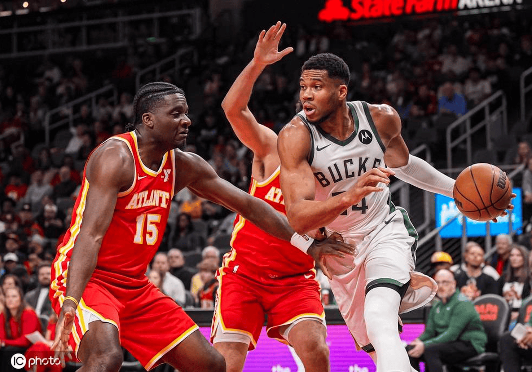 爱游戏下载-雄鹿客场击败火箭，字母哥砍下35分