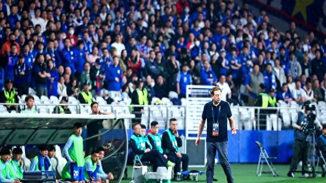 爱游戏娱乐-上海申花客场击败建业，全取三分