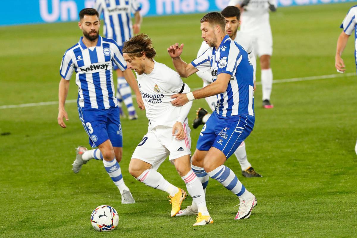 爱游戏大厅-瓦伦西亚客场惨败皇家社会，遭遇三连败