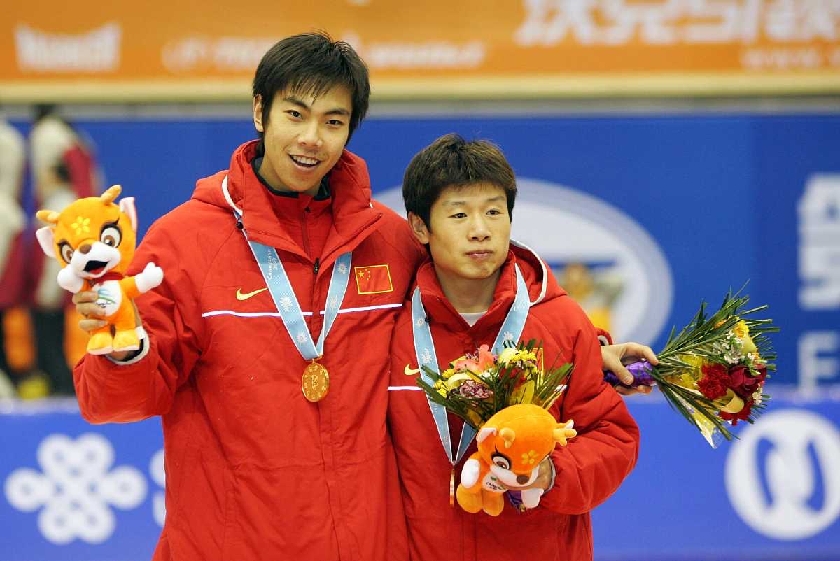 爱游戏体育-韩国短道速滑队实力强劲登顶，飞速冲刺勇夺头名