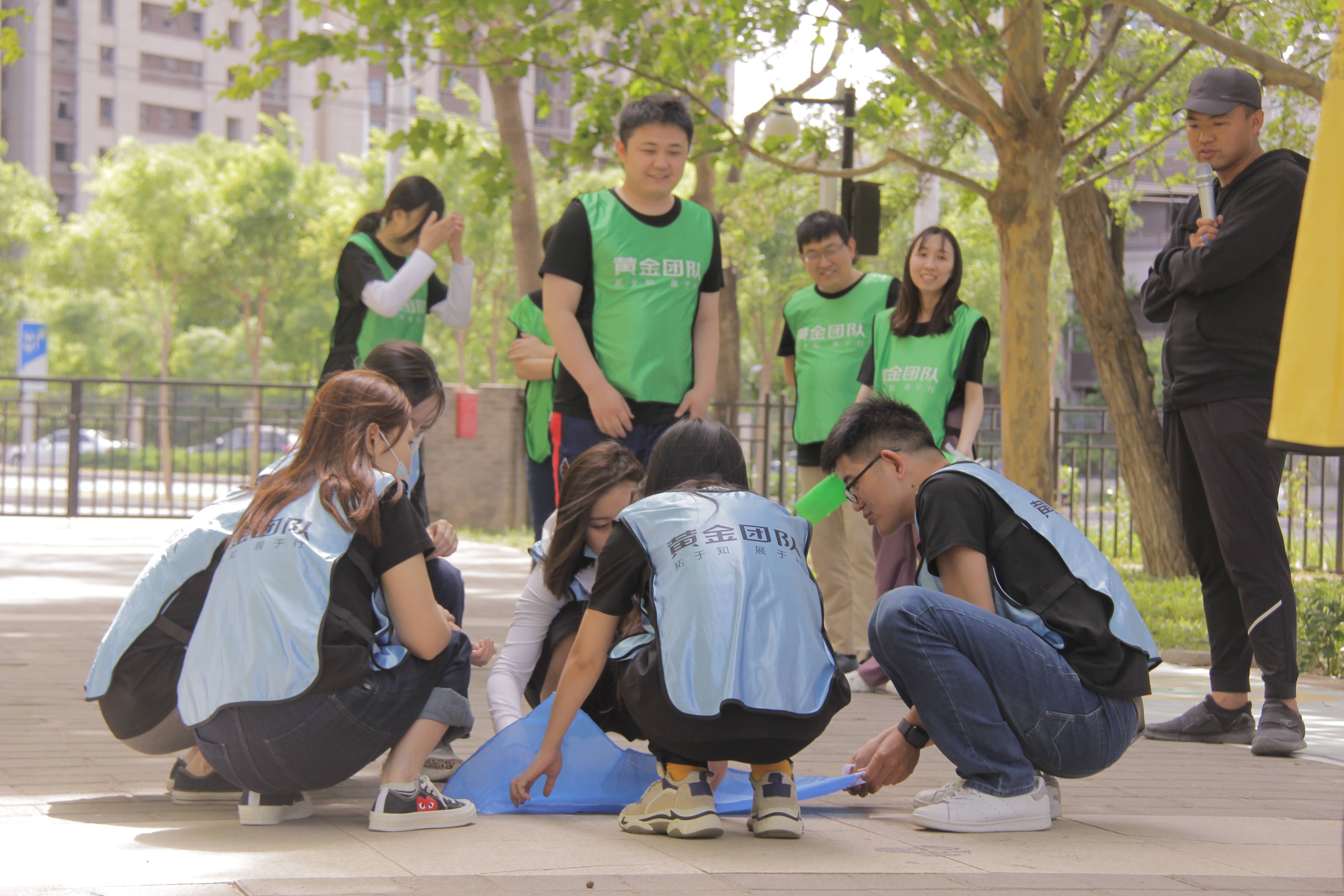 爱游戏官方入口-火箭队员展现团队凝聚力，稳操胜券