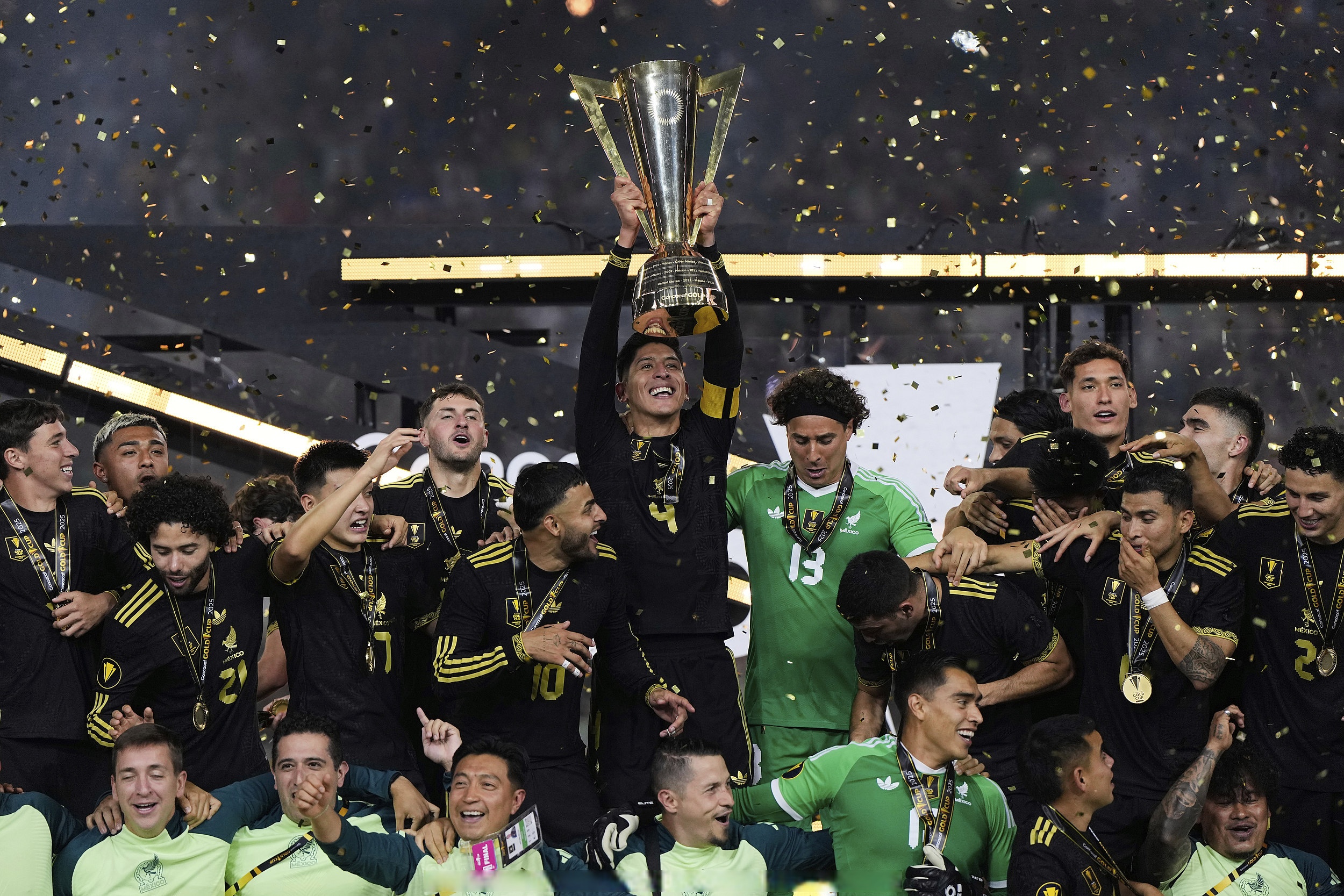 墨西哥球队中场出色发挥,助球队取得胜利 墨西哥球队中场出色发挥,助球队取得胜利