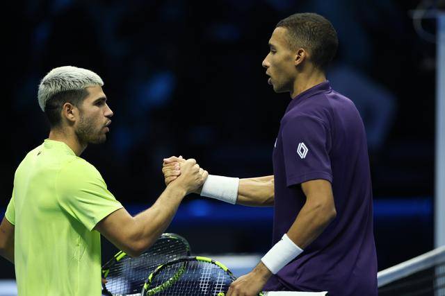 包含ATP总决赛完胜戴维斯杯，阿尔卡拉斯带队取胜的词条