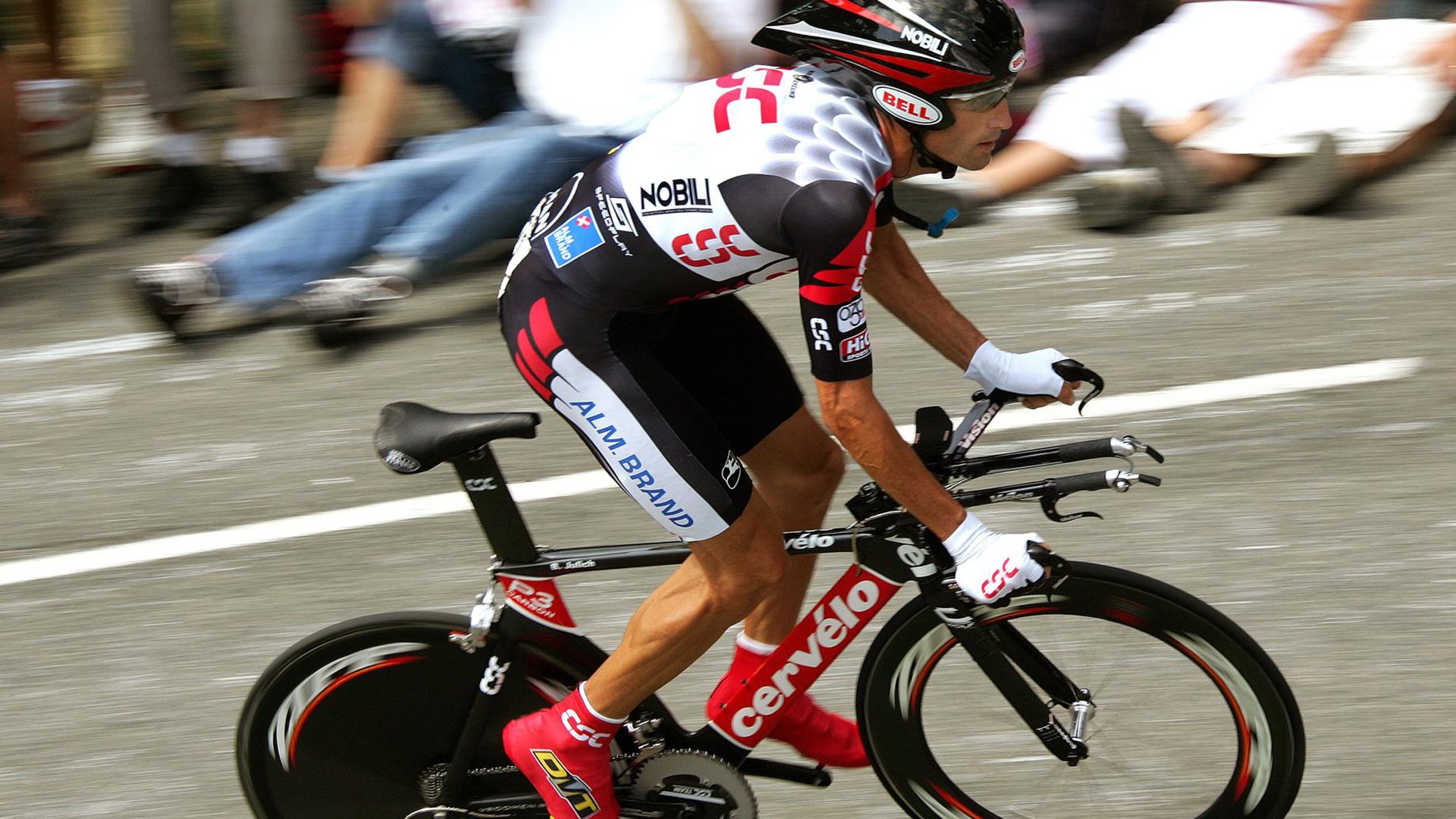 爱游戏tv-钢骨赛道，当巨人与引擎对决—字母哥在F1新赛季揭幕战接管比赛