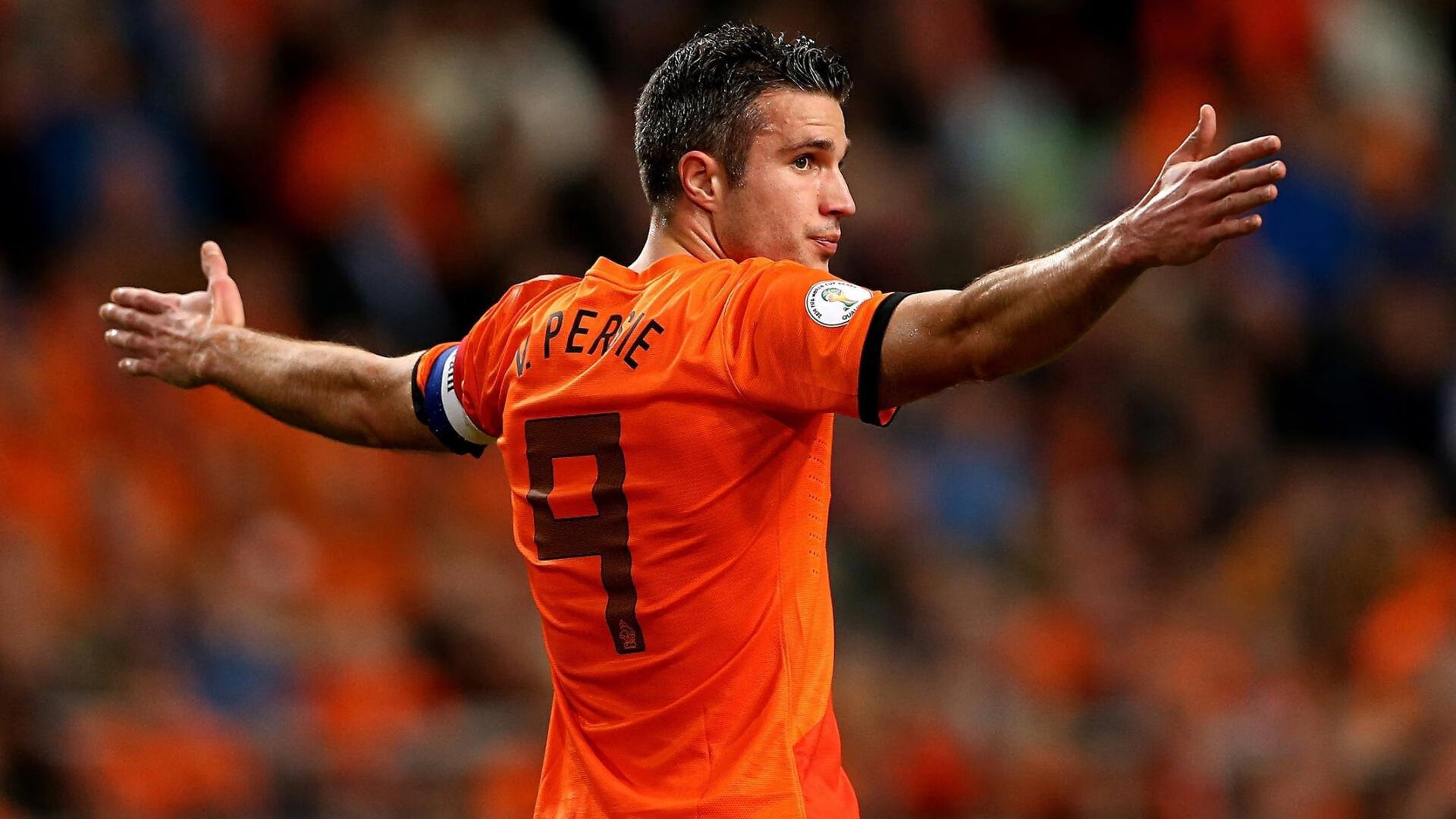 嘘声中完成致敬，一场非比寻常的欧洲足球慈善赛