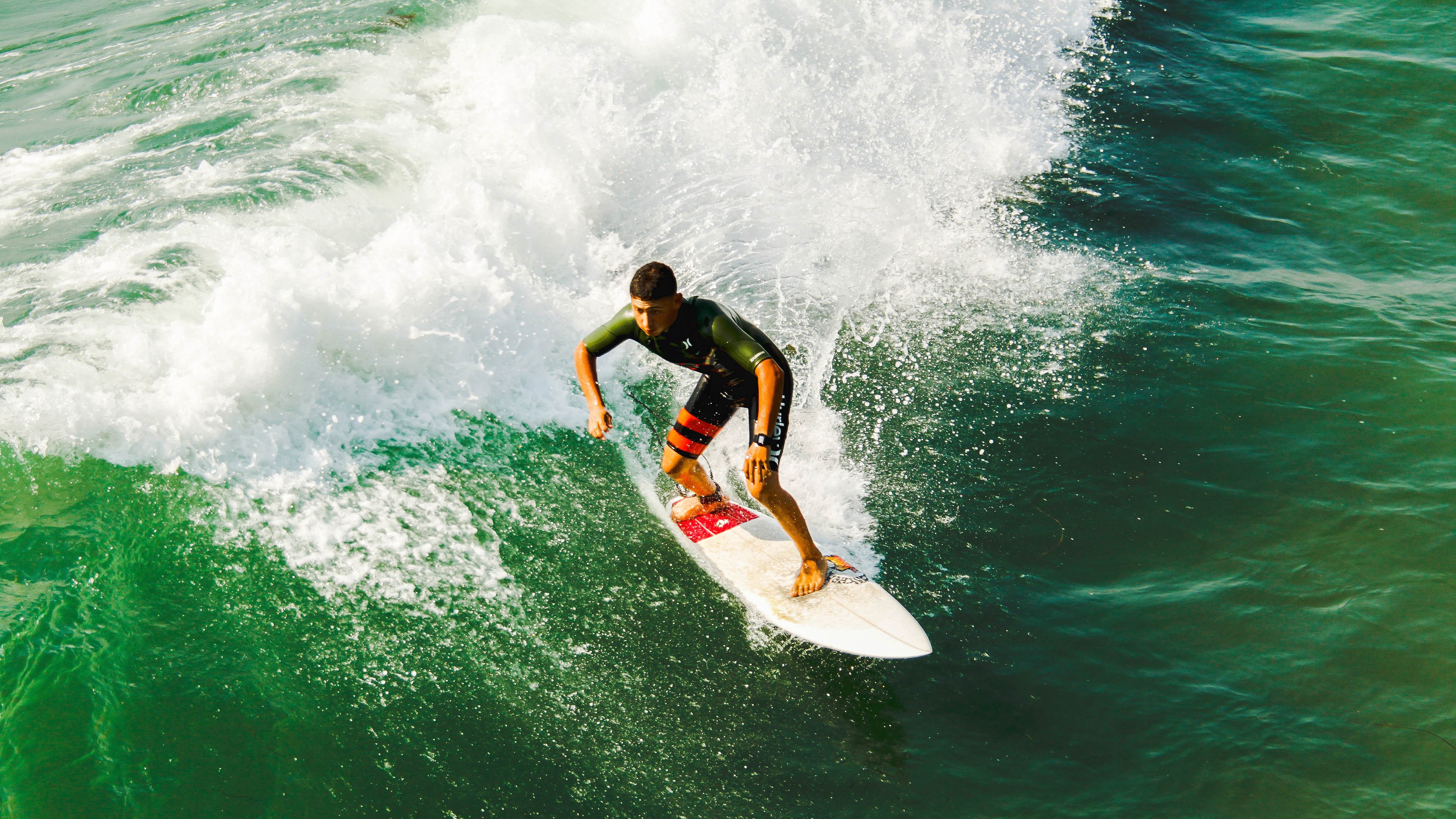 爱游戏官网-当格列兹曼穿上蓝黄战袍，一场跨越国界的足球翻盘奇迹